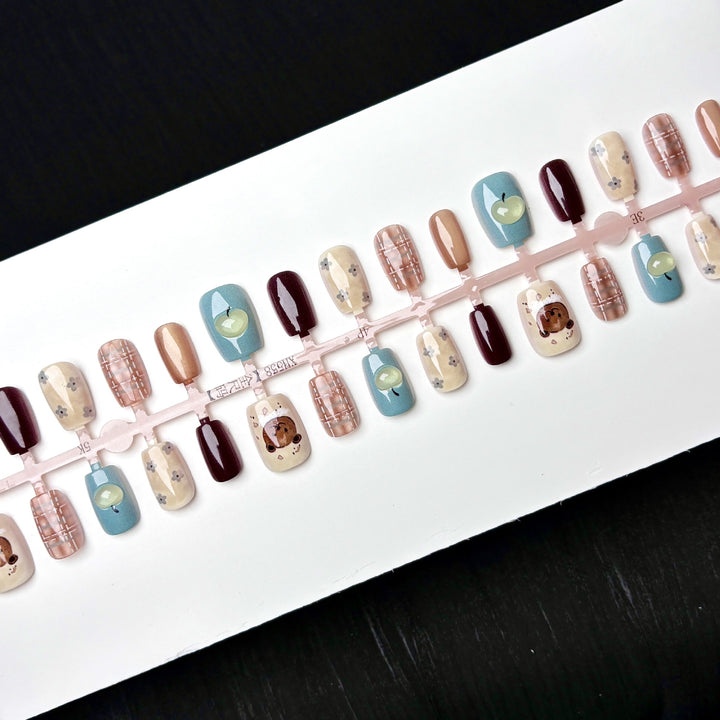 Thema Dekorative Druck-On-Nagelkunst Set