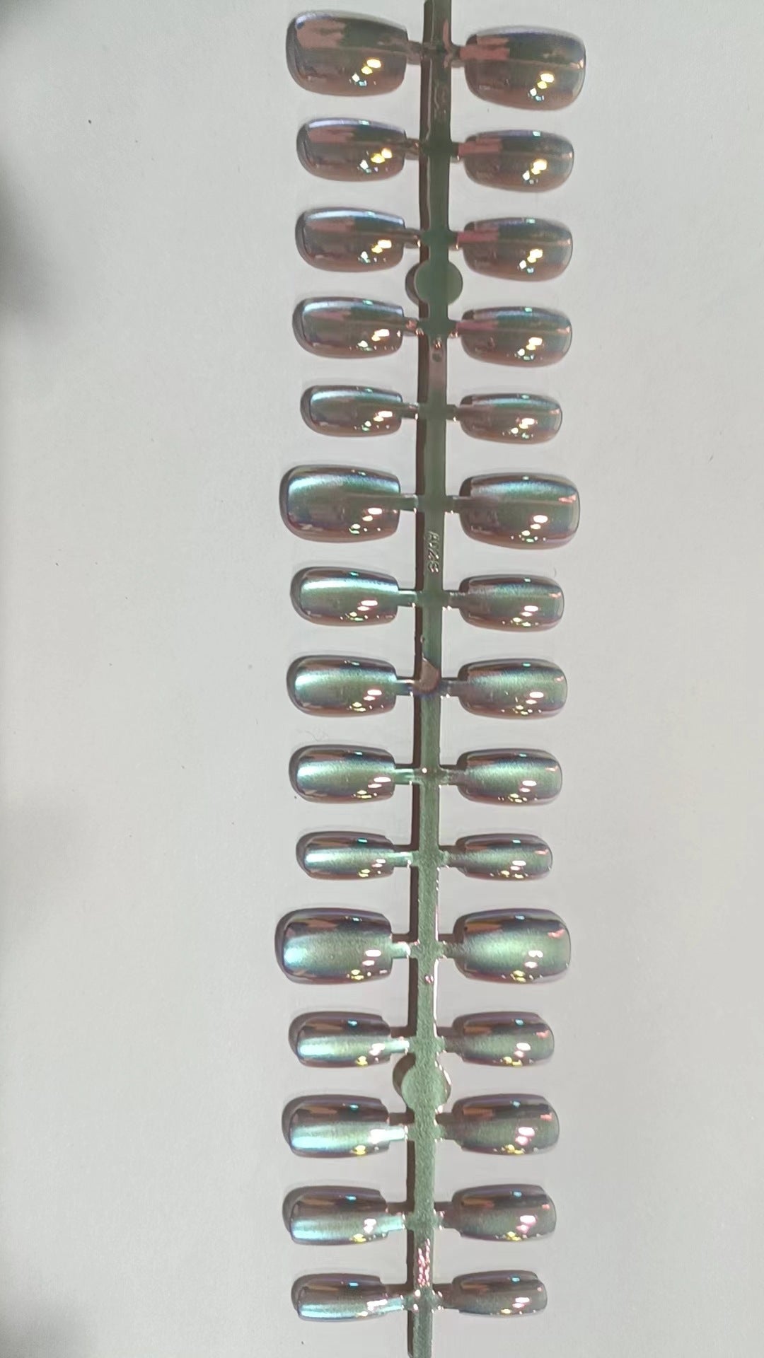 Iridescent Press-On Nail Art Set Karnz