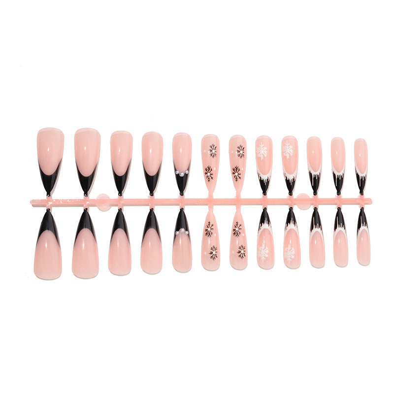 Kunstnagelset mit stilvollem Winterdesign Karnz