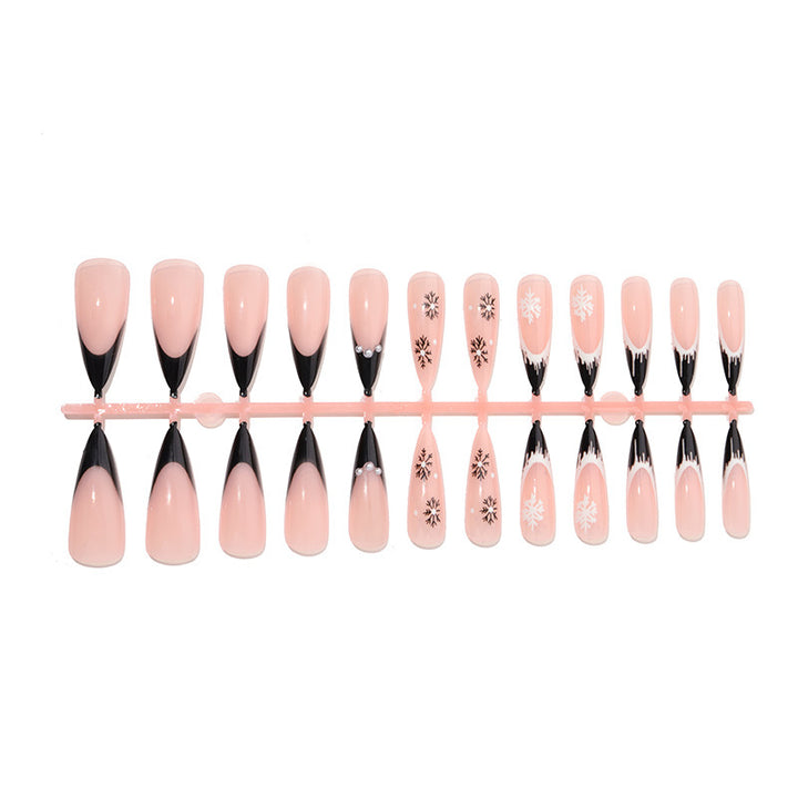 Kunstnagelset mit stilvollem Winterdesign Karnz