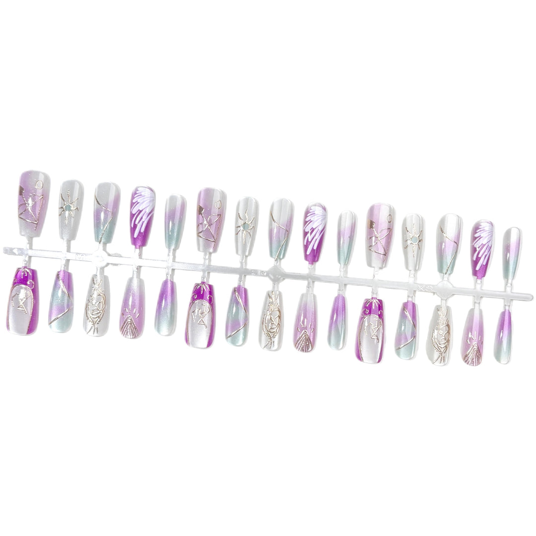 Premium Press-On-Nagelkunst-Set mit eleganten metallischen Designs