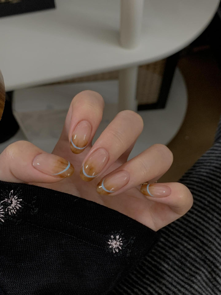 Kunstnägel mit Modernem French-Maniküre Design Karnz