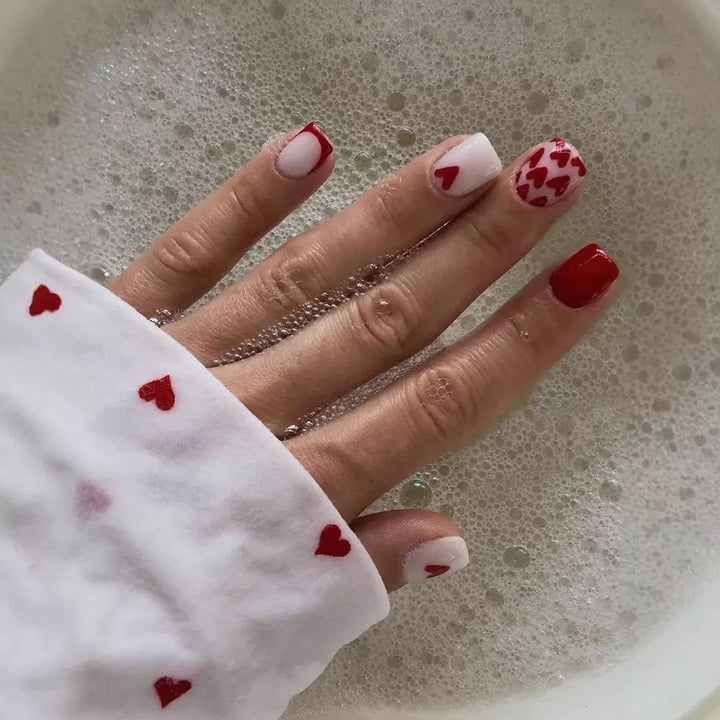 Kunstnagelset mit romantischen Herzmotiven und elegantem Glanz Karnz