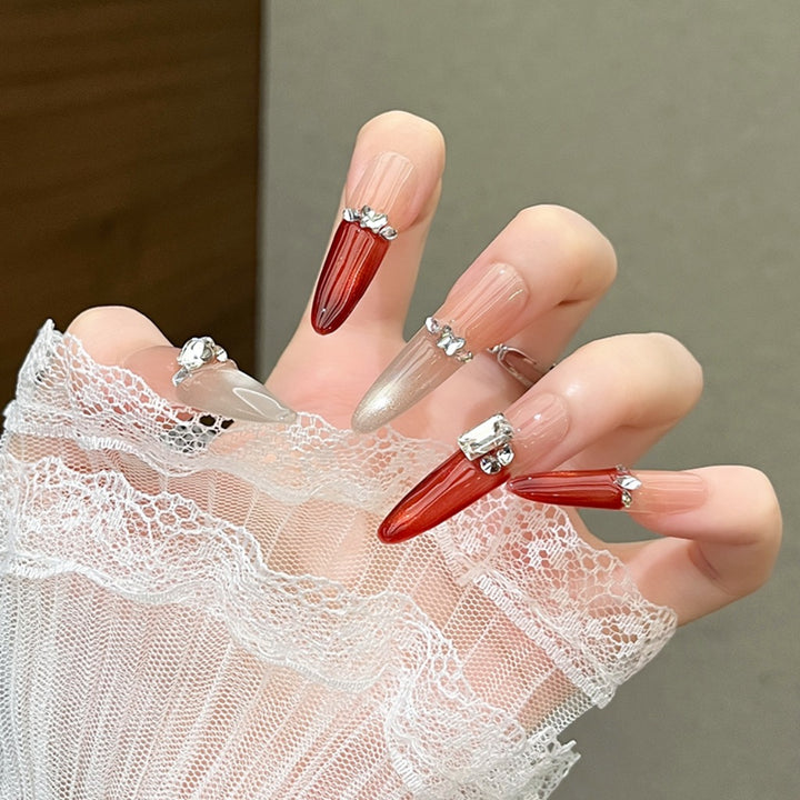 Künstlerische Stiletto Press-On Nagelkunst mit schimmernden Akzenten Karnz