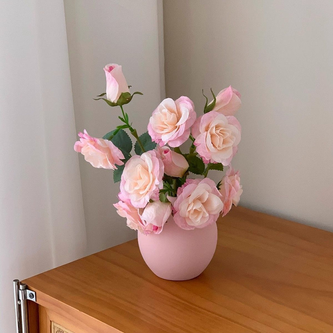 Lebensechte dekorative Blumengesteck