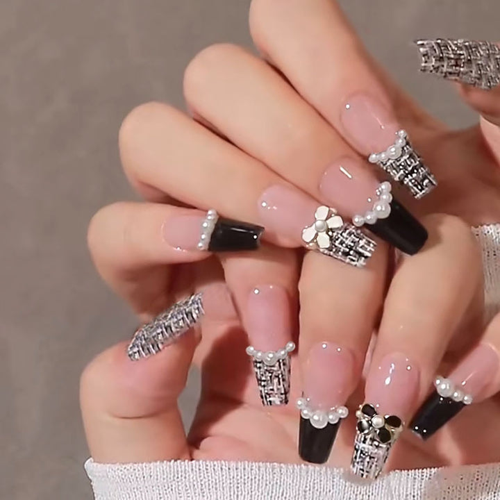 Kunstnagelset mit elegantem Perlen- und Blumenmotiv Karnz