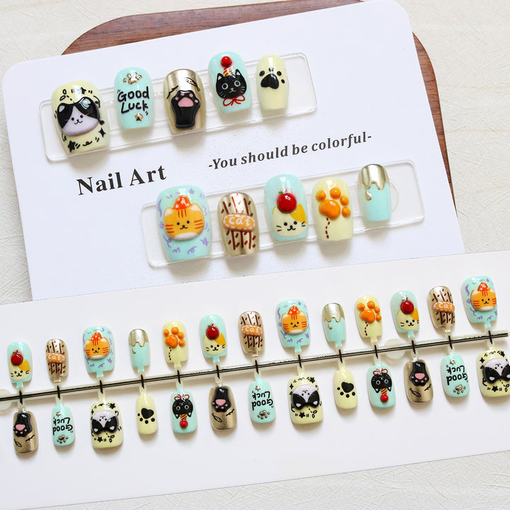 Verspielt tierisches Press-On Nagelkunst