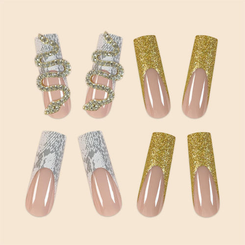 Glitzernde Stiletto-Nagelerweiterungen