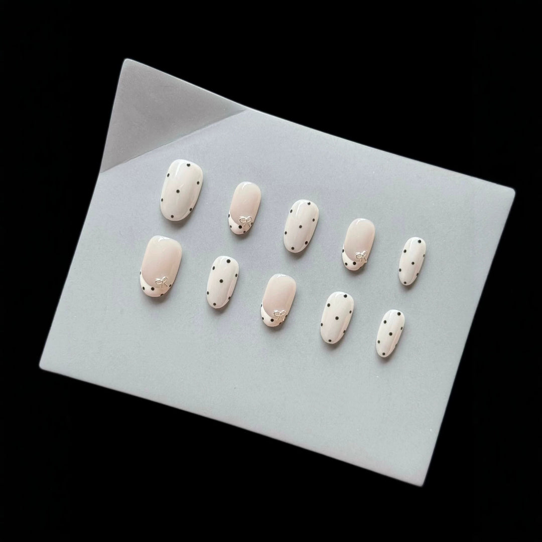 Dekoratives Press-On-Nagelset mit elegantem Punktemuster