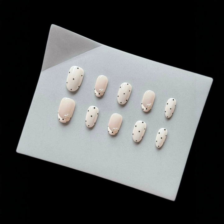 Dekoratives Press-On-Nagelset mit elegantem Punktemuster