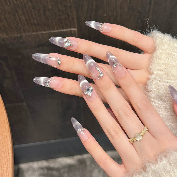 Luxuriöses dekoratives Press-On-Nagelset mit Edelsteindekoren