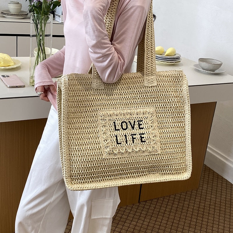 Gewebte Strohtasche mit inspirierendem Druck