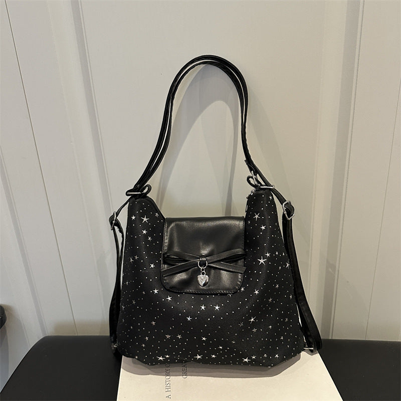 Stylische mit Sternen verzierte Handtasche