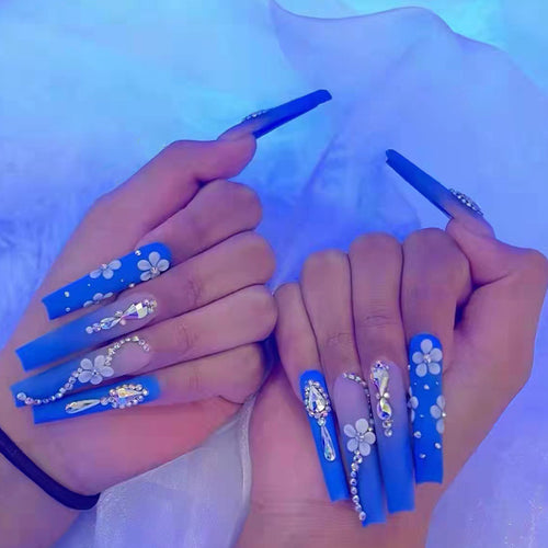 Kunstnagelset mit eleganten 3D-Blumenmotiven und Glitzerakzenten Karnz