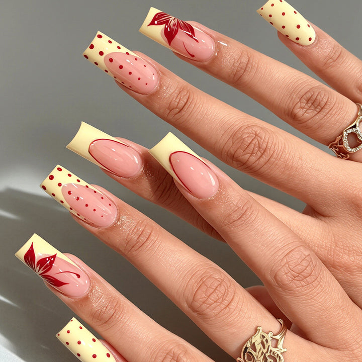 Künstlerisches Press-On-Nageldesign Karnz