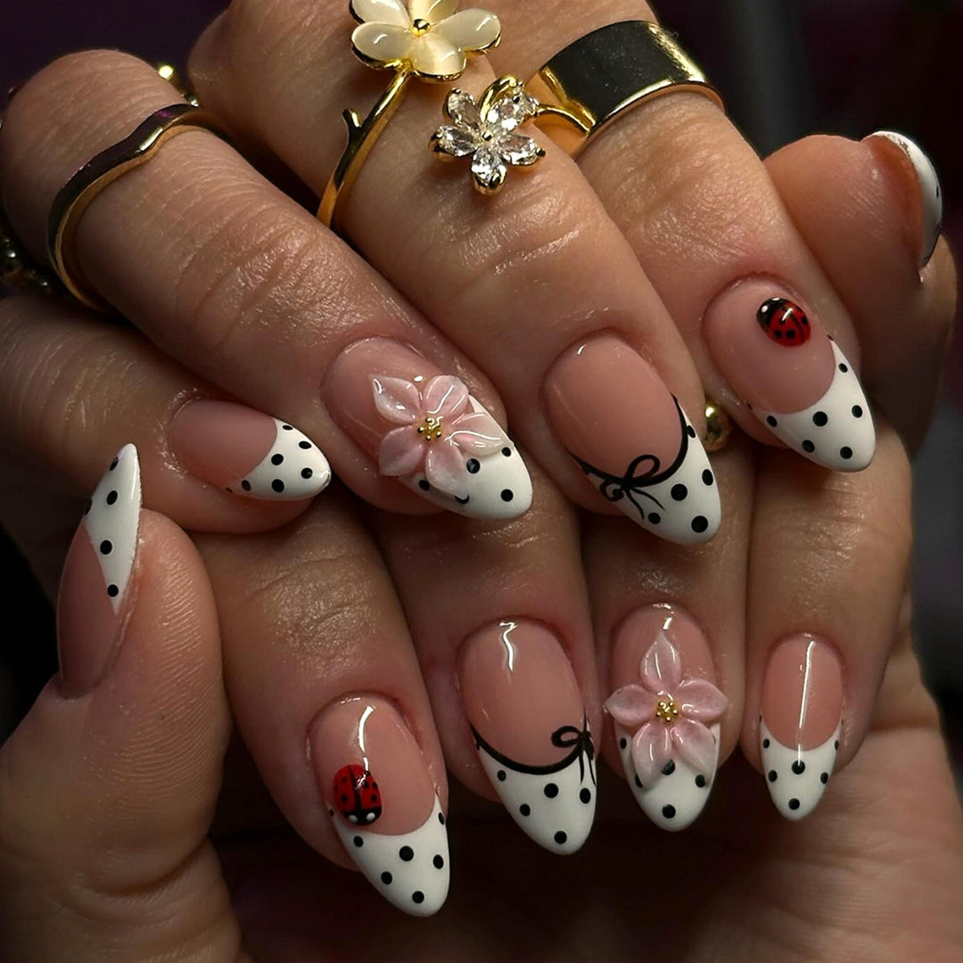 Künstliche Nagelkunst mit Floralen und Verspielten Akzenten Karnz