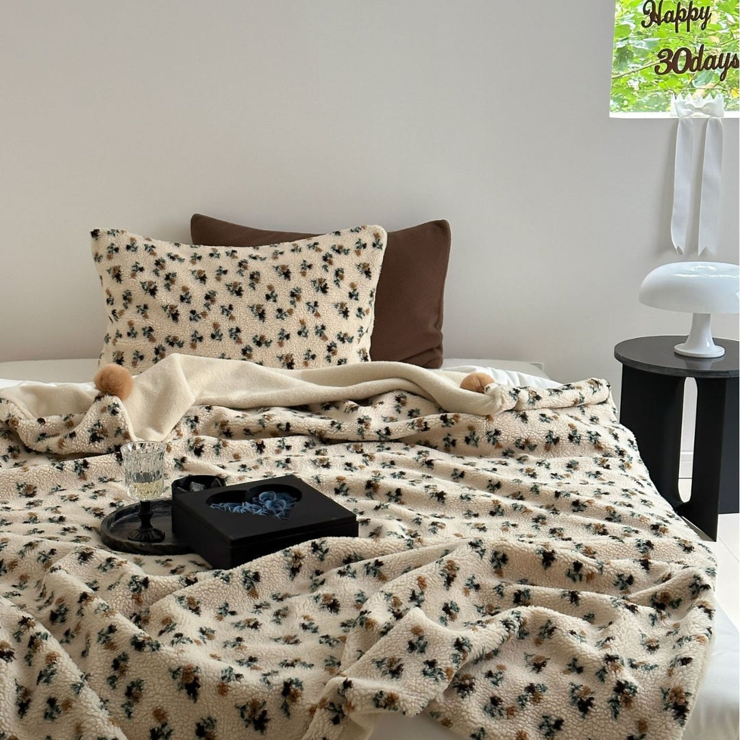 Große kuschelige Wohndecke im Nordic-Boho-Muster mit Pompon-Quasten