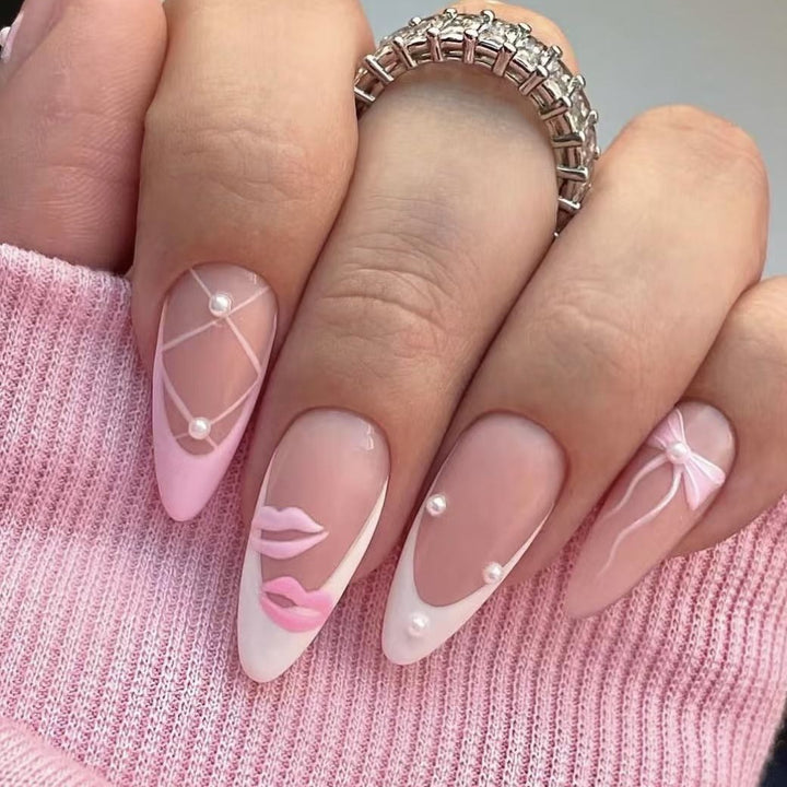 Künstlerisches Press-On Nagelset mit Kiss und Bow Design Karnz