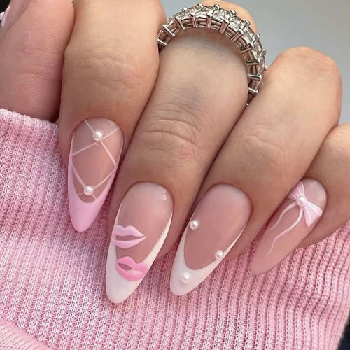 Künstlerisches Press-On Nagelset mit Kiss und Bow Design Karnz