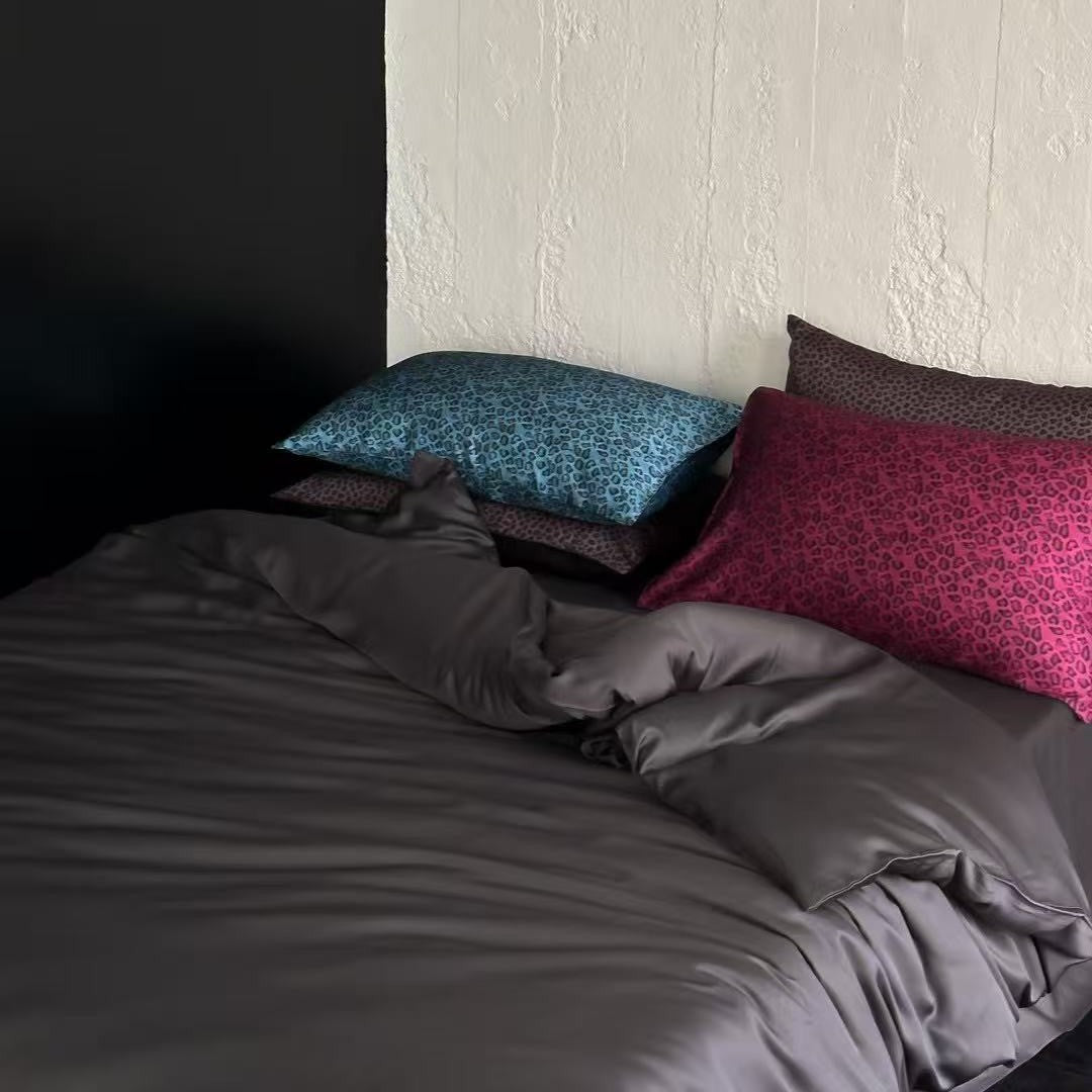 Seidenglänzende Satin-Bettwäschegarnitur mit glattem Fall und Animal-Print-Kissen