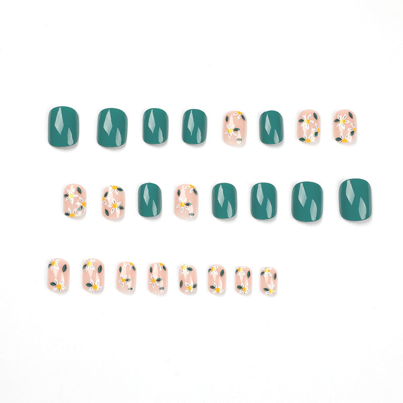 Kunstvolle Nagelkunst mit zarten Blumendesigns Karnz