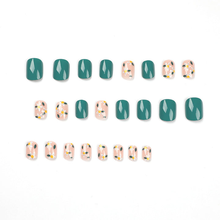 Kunstvolle Nagelkunst mit zarten Blumendesigns Karnz