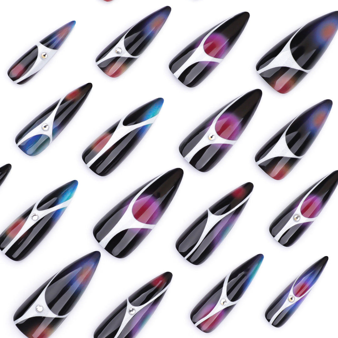 Kunstvolle Stiletto-Nägel mit glitzernden Akzenten und geometrischem Design Karnz