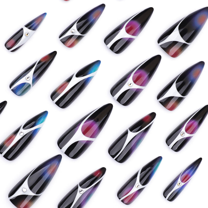 Kunstvolle Stiletto-Nägel mit glitzernden Akzenten und geometrischem Design Karnz