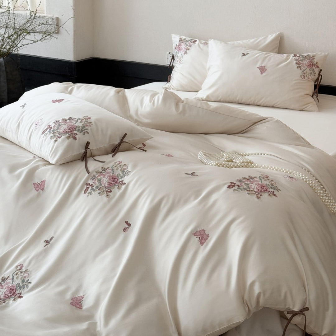 Feinsatin-Bettwäsche-Set mit floraler Stickerei, Bindebändern und feiner Steppstruktur Karnz