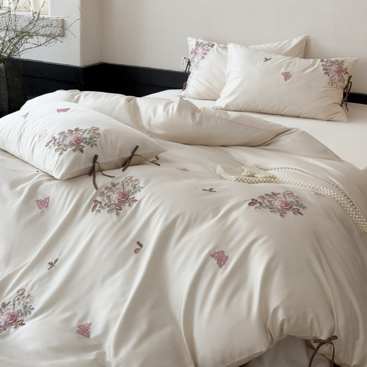 Feinsatin-Bettwäsche-Set mit floraler Stickerei, Bindebändern und feiner Steppstruktur Karnz
