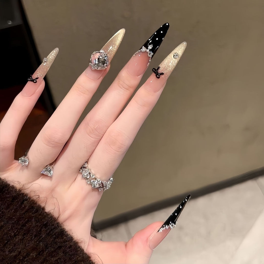 Elegante mit Kristallen verzierte Stiletto-Presse-Nägel Karnz