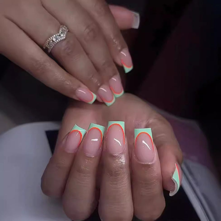 Kreative Nagelverlängerungen mit geometrischem Design Karnz