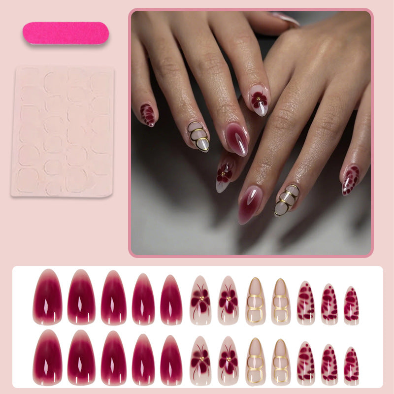 Kunstnagelset mit kunstvollen Blüten- und geometrischen Details Karnz