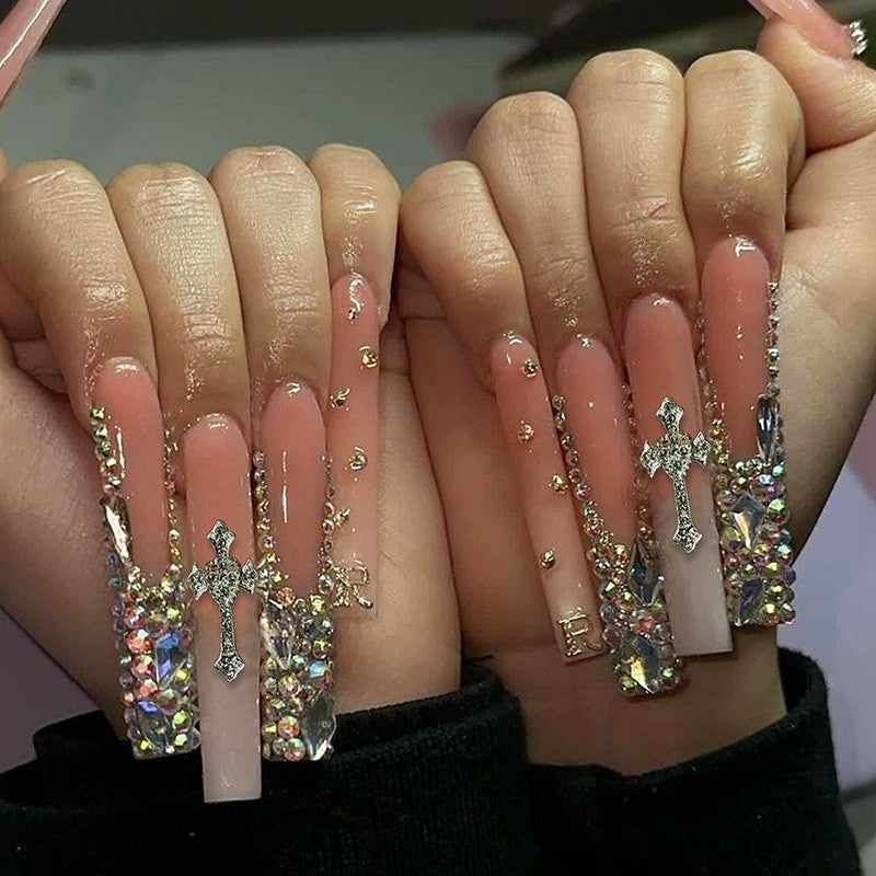 Glamouröses Kunstnagelset mit funkelnden Strass- und Kreuzverzierungen Karnz