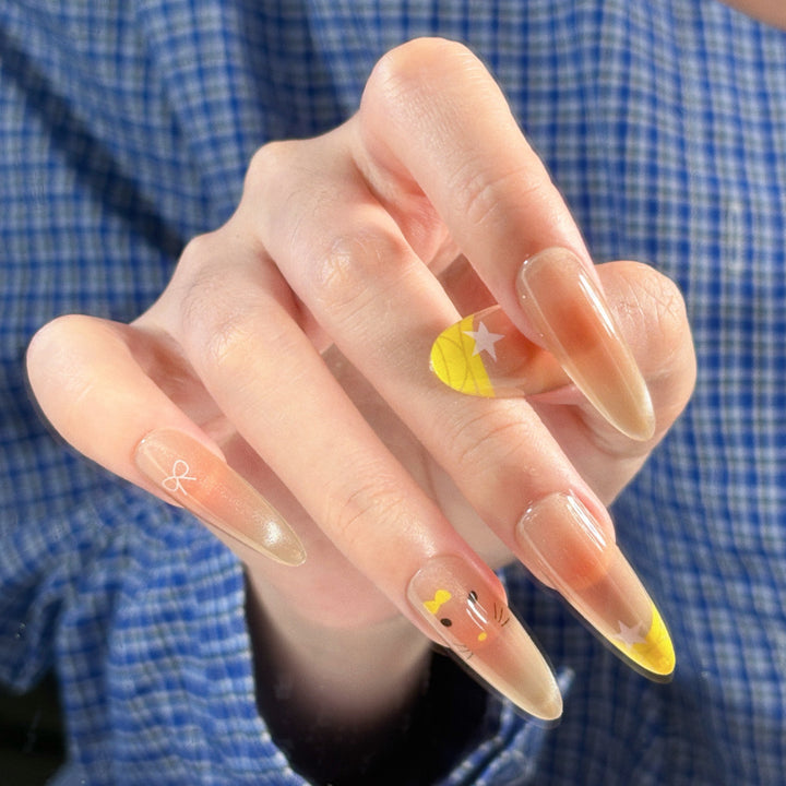 Künstlerisches Press-On-Nageldesign Karnz