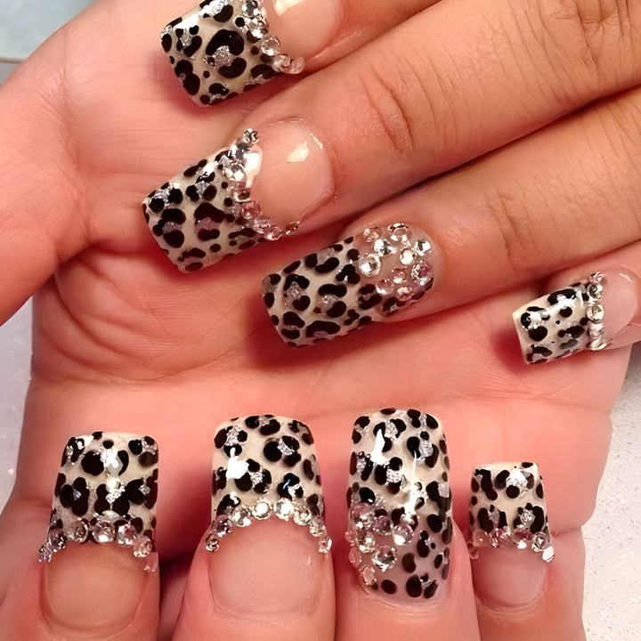 Dekorative Nagelkunst mit Strass Karnz