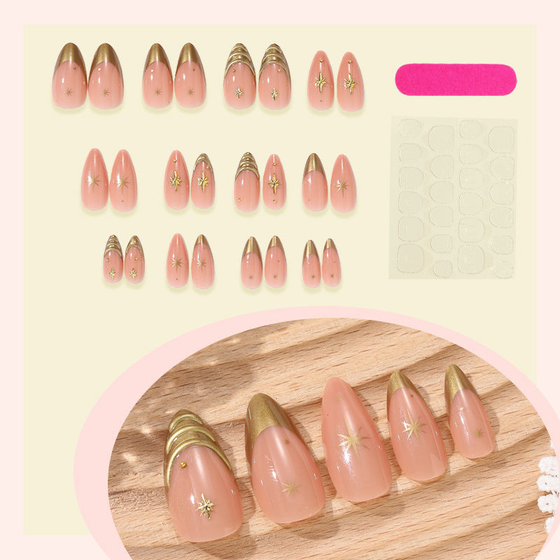 Kunstnagelset mit eleganten goldenen Akzenten und funkelnden Sternen Karnz