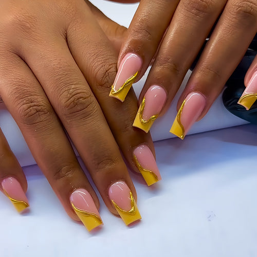 Elegante Acryl Französische Spitze Drucknägel mit goldenen Details Karnz