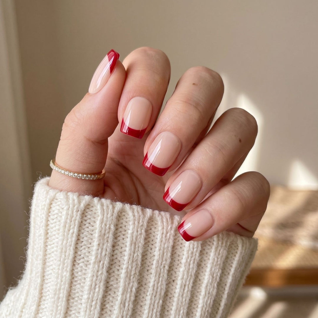 Französische Tip-Nagelkunst mit eleganten roten Akzenten Karnz