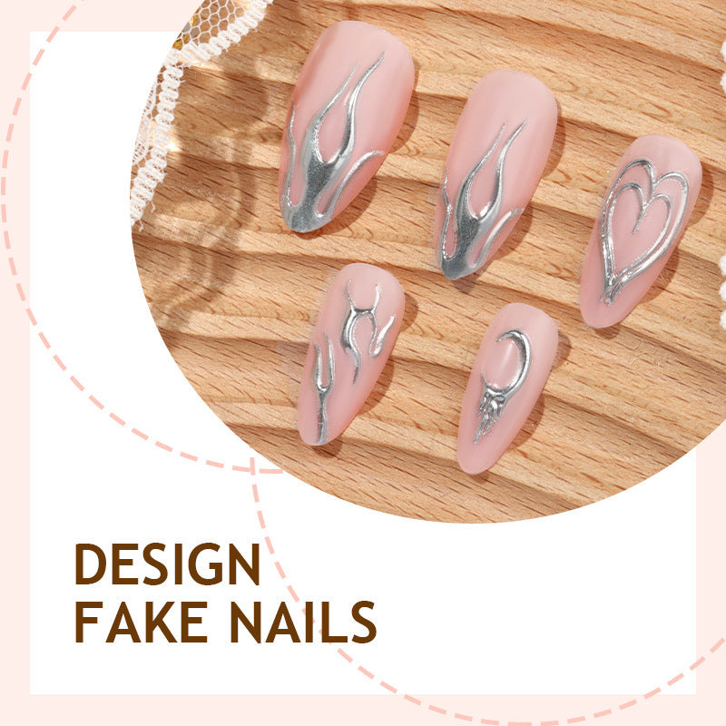 Glamouröses Kunstnagelset mit detaillierten Schmuckverzierungen Karnz