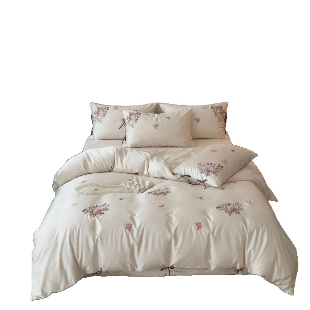 Feinsatin-Bettwäsche-Set mit floraler Stickerei, Bindebändern und feiner Steppstruktur Karnz