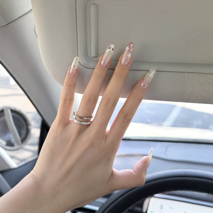 Elegantes Press-On Nagelkunst-Set mit detailliertem floralen Design