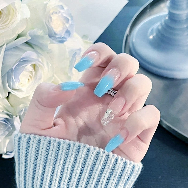 Kunstnagelset mit eleganten Ombre- und Glitzerakzenten Karnz