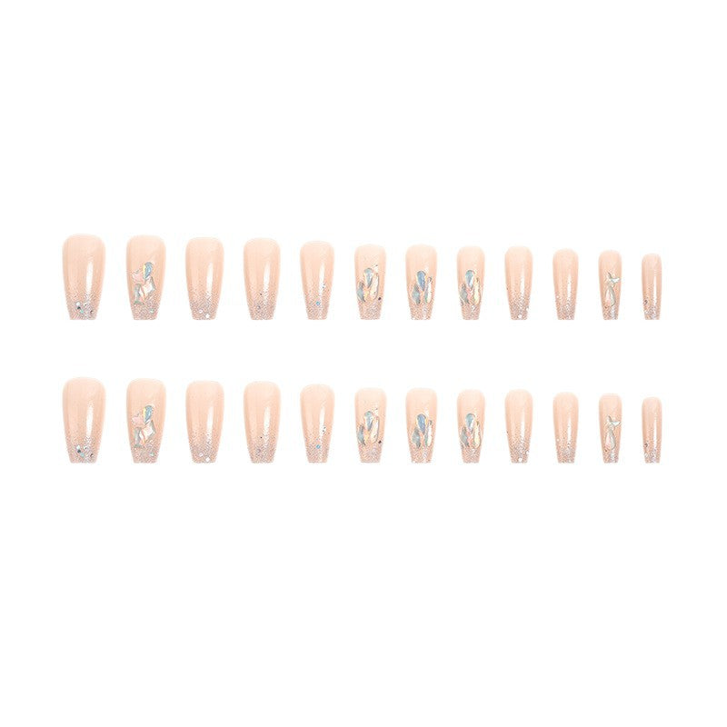 Glamouröses Kunstnagelset mit luxuriösen Glitzerelementen Karnz