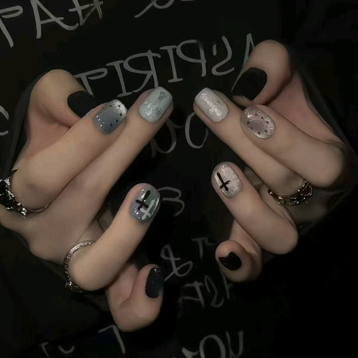 Verspielte Charakter-Nagelkunst-Kollektion Karnz