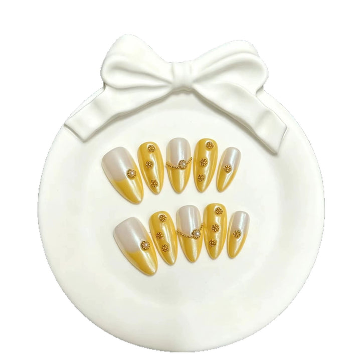 Elegantes Press-On Nagelkunst-Set mit schickem Metallic-Akzenten