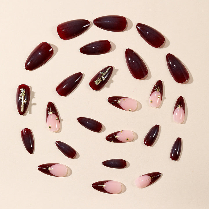 Stiletto Nagelkunst Extensions mit goldenen Akzenten Karnz