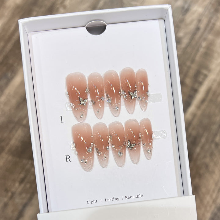 Handgefertigtes Stiletto Press-On Nagelset mit Schmucksteinakzenten Karnz