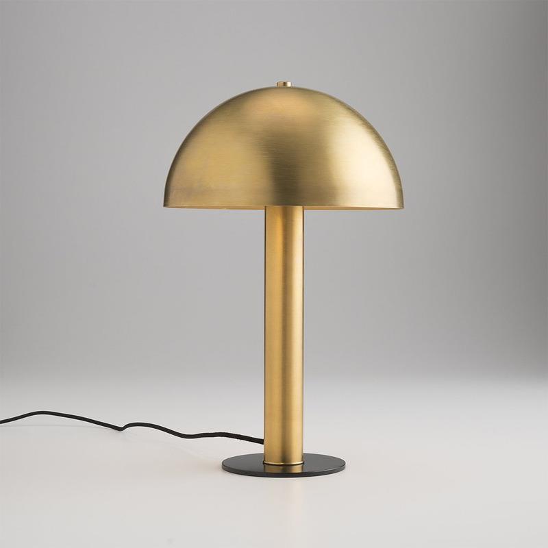 Moderne Tischlampe mit elegantem Globusschirm