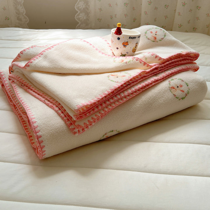 Kuscheldecke aus Mikrofleece mit Punktmuster und dekorativer Kettelnaht